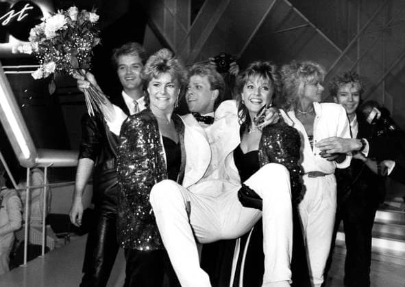 ARCHIVE 1985 05 04 The Norwegian duo Bobbysocks with Elisabeth Andreassen tv and Hanne Krogh th and lyricist Rolf Lövland between them celebrate their victory in the Eurovision Song Contest final with the Norwegian contribution La det swinge in the Scandinavium in Gothenburg 4th of May 1985 Gothenburg Sweden x50100x  Copyright: xAndersxHolmströmx xTTx x EUROVISION 1985