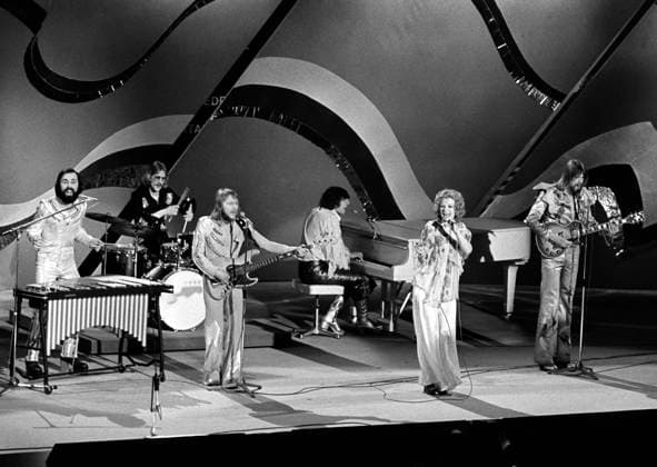 STOCKHOLM 1975 03 22 The Dutch pop group Teach In From left Ard Weenink, Rudi Nijhuis, John Gaasbeek, Koos Versteeg, Getty Kaspers and Chris de Wolde sings the winning somng Ding a dong after winning the Eurovision Song Contest in Stockholm, Sweden, March 22 1975 STOCKHOLM SWEDEN x1001x  Copyright: xJanxCollsioox xTTx x EUROVISION 1975