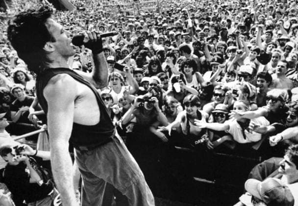 ARCHIVE 850713 Rick Springfield performs for a crowd at the Live Aid charity gala at John F Kenndy Stadium in Philadelphia Saturday July 13, 1985 PHILADELPHIA UNITED STATES PB KOD 450 x450x  Copyright: xGeorgexBilykx LIVE AID