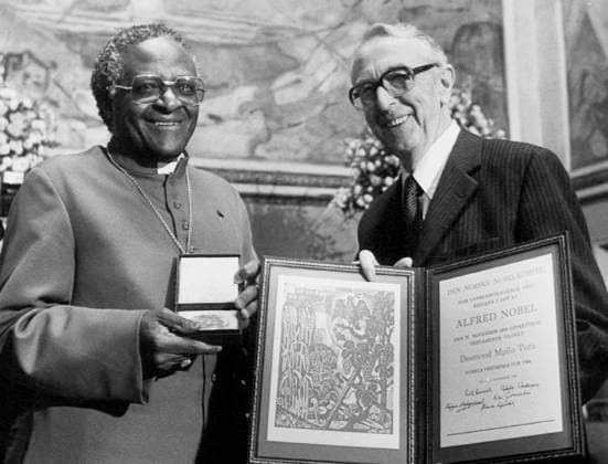File NOBEL PEACE 1984 Bishop Desmond Tutu, South Africa pictures together with chairman of the Norwegian Nobel Committee Egil Aarvik after he had received the Nobel Peace Prize for 1984 OSLO NORWAY PB KOD 414 x20250x  Copyright: xPRESSENSxBILDx NOBEL PEACE 1984