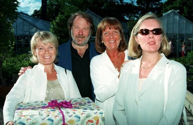 SCANPIX SWEDEN, 1998 07 04 Tommy Körberg celebrates his 50th birthday The birthday was celebrated in Rosendals garden Picture from left Benny Andersson, Görel Hanser, Vicki van der Lancken and Mona Nörklit Anderssons wife congratulated Hansen with a big present in her arms Birthday celebrations Celebrities x70640x  Copyright: xMichaelxBrannäs TTx 70640