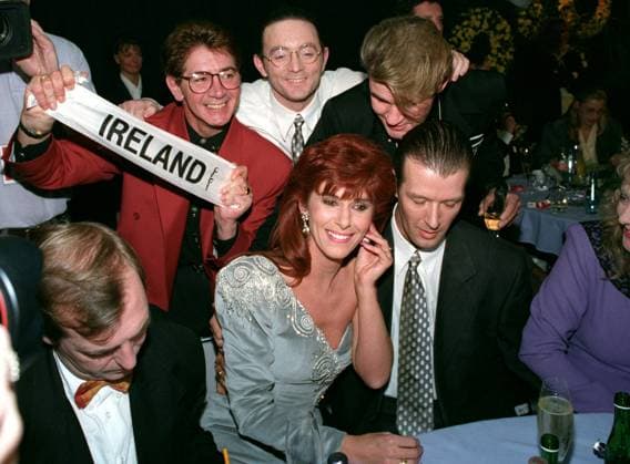 ARCHIVE 1992 05 09 The Irish delegation with singer Linda Martin during the voting after performing the song Why me in the Eurovision Song Contest final at Malmö ice stadium on 9th May 1992 Ireland won on 152 points Malmö Sweden x1014x  Copyright: xTobiasxRöstlundx xTTx x EUROVISION 1992