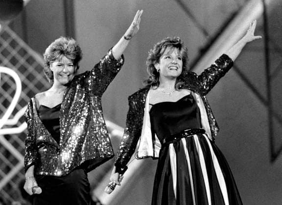 ARCHIVE 1985 05 04 The Norwegian duo Bobbysocks with Elisabeth Andreassen tv and Hanne Krogh th performing the Norwegian contribution La det swinge in the Eurovision Song Contest Final in the Scandinavium in Gothenburg 4th May 1985 Gothenburg Sweden x50100x  Copyright: xAndersxHolmströmx xTTx x EUROVISION 1985