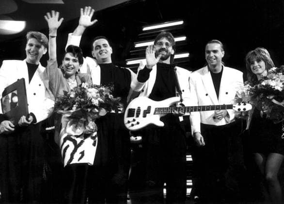 SCANPIX SWEDEN, 1989 05 06 Eurovision Song Contest 1989 in Lausanne, Switzerland PICTURE The winning group Riva from Yugoslavia waves happily after the victory x20360x  Copyright: xTTx 20360