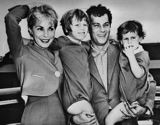 USA circa 1960 Janet Leigh and Tony Curtis with daughters Kelly and Jamie Lee USA x190x  Copyright: xPressensxBild TTx LEIGH OCH CURTIS MED DÖTTRAR