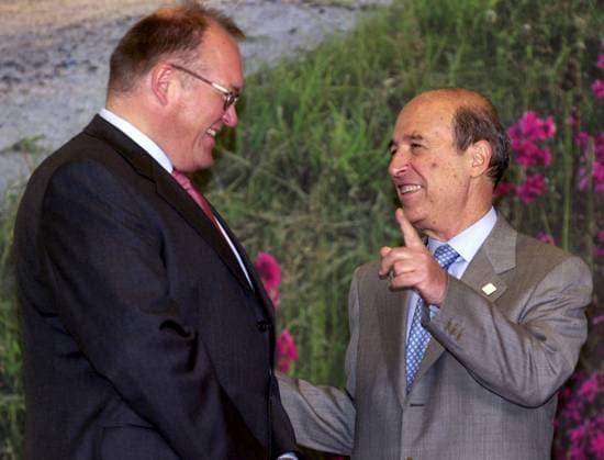 SCANPIX SWEDEN, 2001 06 15 European Council meeting at the Swedish Exhibition Centre in Gothenburg Group picture at lunchtime on Friday Image Prime Minister Göran Persson receives Kostas Simitis, Prime Minister of Greece x50010x  Copyright: xJanerikxHenriksson TTx 50010