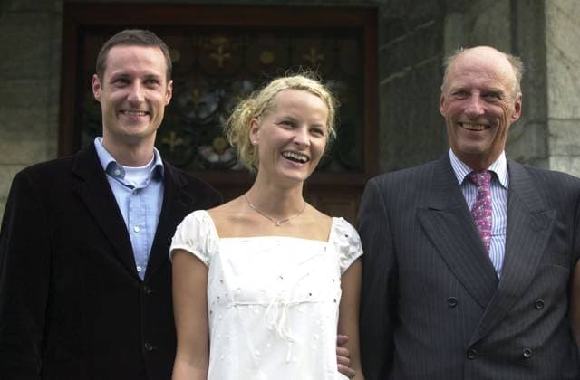SCANPIX SWEDEN, 2001 08 23 Royal wedding in Norway Image Crown Prince Haakon with his future wife Mette Marit and King Harald before the evenings festivities x90016x  Copyright: xHelgexMikalsen TTx 90016