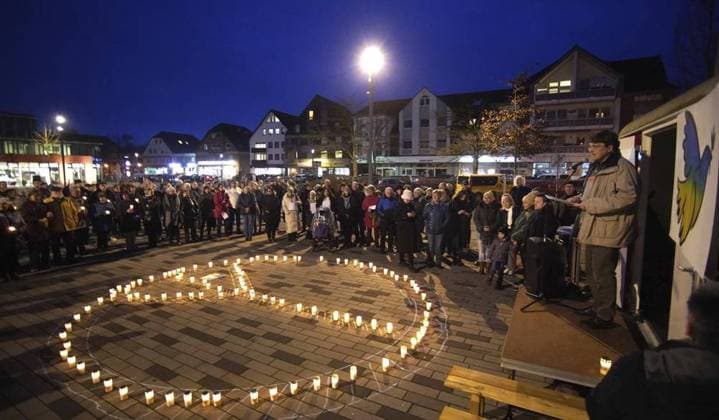 <p>Hier spricht Pastoralreferent Markus Gehling. Die Solidaritätskundgebung zu einem Jahr Krieg in der Ukraine findet am Donnerstag, 23.02.2023, auf dem Rathausplatz Voerde statt. Deutschland NRW Voerde Copyright: GerdxHermann