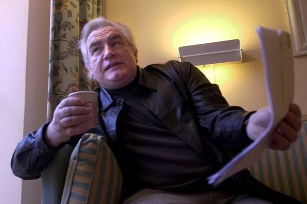 SCANPIX SWEDEN, 2001 11 15 British actor Brian Cox is currently working on the film L I E, which will be shown at the Stockholm Film Festival With a coffee mug and paper x71420x  Copyright: xFredrikxSandberg TTx 71420