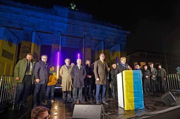 Demonstration and rally on the anniversary of the Russian invasion under the slogan We will never forget in front of the Brandenburg Gate Berlin, 24 02 2023 Foto:xJ.xMWx xFuturexImage