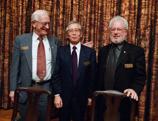 STOCKHOLM 20001207 On Thursday evening, the eight Nobel laureates in Physics, Chemistry and Economics gathered at the Royal Swedish Academy of Sciences in Stockholm for a presentation ahead of the Nobel Prize ceremony on Sunday.Pictured are the happy chemistry laureates Alan MacDiarmid, USA, Hideki Shirakawa, Japan and Alan Heeger, USA STOCKHOLM SWEDEN x1030x  Copyright: xJonasxEkströmerx NOBEL 2000 KEMI