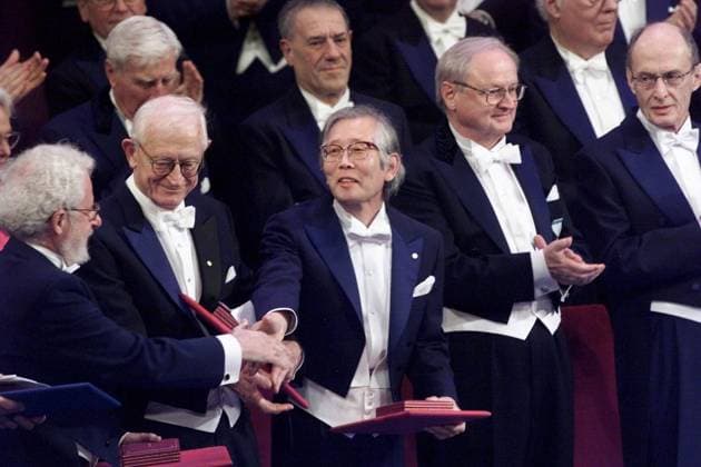 STOCKHOLM 20001210 Professor Hideki Shirakawa, centre, receives congratulations at the Nobel Prize ceremony at the Concert Hall, 10 December 2000 STOCKHOLM SWEDEN x1066x  Copyright: xHenrikxMontgomeryx NOBEL 2000 KONSERTHUSET