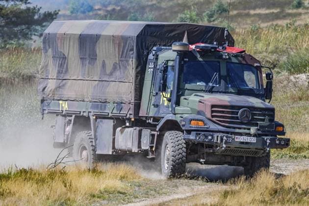 <p>Ein Mercedes-Benz Zetros fährt auf dem Truppenübungsplatz des Gefechtsübungszentrums des Heeres in Letzingen, fotografiert am 10.Juli 2022 in Letzlingen. Deutschland Berlin Berlin Copyright: MaurizioxGambarini