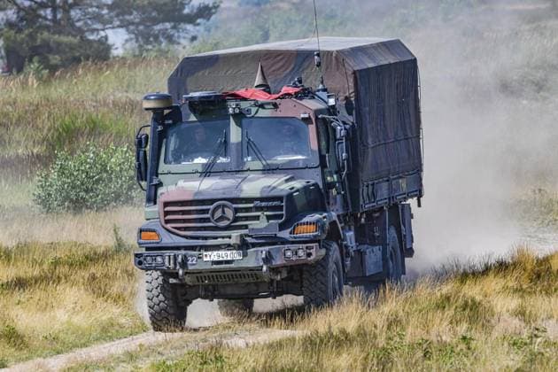 <p>Ein Mercedes-Benz Zetros fährt auf dem Truppenübungsplatz des Gefechtsübungszentrums des Heeres in Letzingen, fotografiert am 10.Juli 2022 in Letzlingen. Deutschland Berlin Berlin Copyright: MaurizioxGambarini