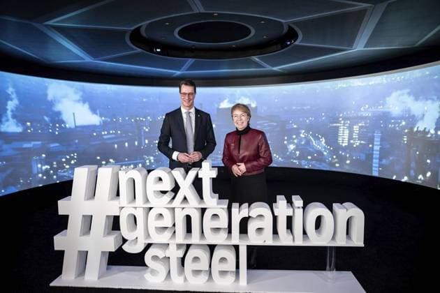 <p>Thyssenkrupp Steel startet eines der weltweit größten Dekarbonisierungsprojekte und beauftragt die SMS group mit dem Engineering, der Lieferung und dem Bau einer wasserstoffbetriebenen Direktreduktionsanlage sowie zweier innovativer Einschmelzer am Standort Duisburg. Das Projekt ist ein bedeutender Schritt für industriellen Klimaschutz in Europa: Mit der Anlage spart thyssenkrupp jährlich über 3,5 Mio. Tonnen CO2 bei der Produktion ein. Neben NRW-Ministerpräsident Hendrik Wüst ist auch Duisburgs Oberbürgermeister Sören Link, die CEOs der thyssenkrupp AG, Martina Merz, von thyssenkrupp Steel Europe AG, Bernhard Osburg, und der SMS group Copyright: FabianxStrauch doc7p54ui904hvtjcawcuz ,EDITORIAL USE ONLY