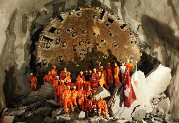 <p>Der Tunnelbauer Jürgen Mielenz (rechts oben) am 16.10.2010 während des Durchschlags im Gotthard Basitunnel. Deutschland Nordrhein-Westfalen Essen Copyright: VolkerxHartmann