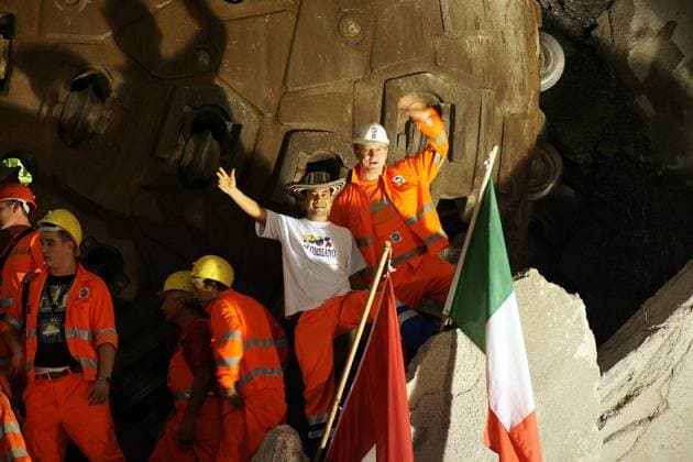 <p>Der Tunnelbauer Jürgen Mielenz (rechts oben) am 16.10.2010 während des Durchschlags im Gotthard Basitunnel. Deutschland Nordrhein-Westfalen Essen Copyright: VolkerxHartmann