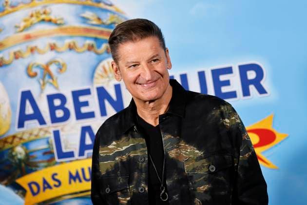 Singer Hartmut Engler of the band PUR stands in front of a photo wall at the Capitol Theater during a photo session at the performance of the musical Abenteuerland Musical with hits by Pur The play will be shown exclusively at the Capitol Theater Düsseldorf from October 2023 Düsseldorf, 03 03 2023 NRW Germany Copyright: xChristophxHardtx