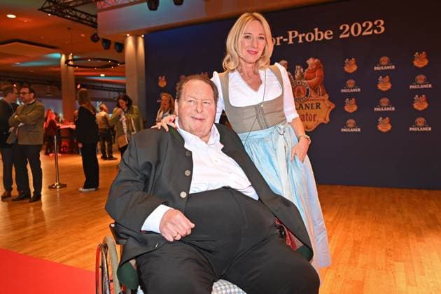 Ottfried FISCHER in the wheelchair, with wife Simone Brandlmeier Salvator strong beer sample 2023 on the Nockherberg in Munich on 03 03 2023