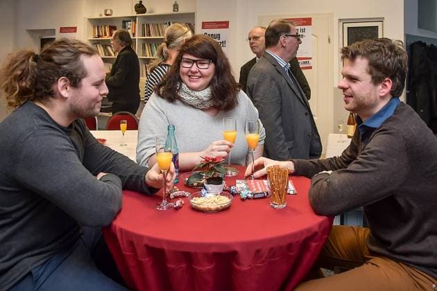 <p>DIE LINKE. im Rat lädt die Bochumer Bewegungen, Verbände, Vereine, Initiativen und Organisationen ein: Mit einem Empfang möchte sie sich bei den Aktiven für ihr wichtiges Engagement bedanken und außerdem von ihrer eigenen Arbeit berichten. Felix Lenz, Hannah Bruns und Benny Krutschinna lassen sich den Empfangssekt schmecken. FUNKE Foto Services Klaus Pollkläsener < p> Politik Deutschland NRW Bochum Copyright: KlausxPollkläsener