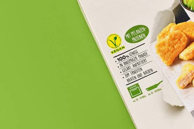 Packaging one vegan meat substitute product with Label and German Text at green Background with Copy room, Germany, Europe Copyright: imageBROKER Firn ibxmob09084864.jpg