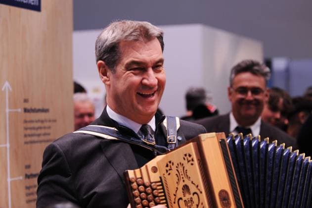 Zukunft Handwerk and IHM International Trade Fair in Munich, trade fair for building, renovation and modernization First day of the trade fair Tour of the trade fair by Markus Soeder, Bavarian State Premier The CSU politician tests an accordion or accordion