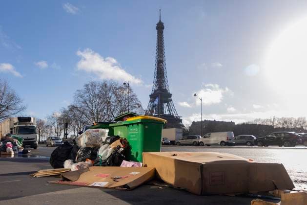 Bilder des Jahres 2023, News 03 März News Themen der Woche KW11 News Bilder des Tages Paris, France March 18, 2023 - Garbage that piles up in the streets. On the twelfth day of the garbage collectors strike against the pension reform, the threshold of 10,000 tons of uncollected waste has been crossed. POUBELLES, ORDURES MENAGERES, ILLUSTRATION, GREVE DES EBOUEURS, RAMASSAGE DES ORDURES, COLLECTE, REFORME DES RETRAITES, LUTTE SOCIALE, GREVISTES, INSALUBRITE, SALE, SALETE, PROPRETE DE PARIS, REQUISITIONS, SOCIETE, TROTTOIRS, MALODORANT, ODEURS, HYGIENE, DETRITUS, RATS, PROBLEME SANITAIRE, TOUR EIFFEL, EIFFEL TOWER Copyright: xVincentxIsorex