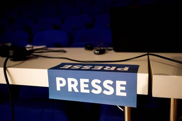 Symbol photo Press DEU Germany Brandenburg Cottbus, 01 03 2023, Symbol photo Press, a Press shield is at a Table AF_BDEW_Cottbus_34543