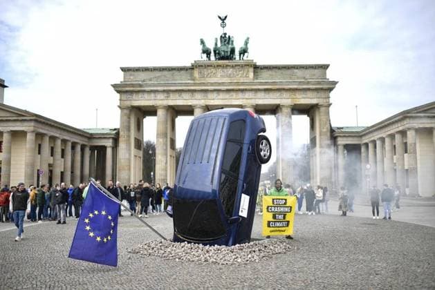 <p>Greenpeace-Protest vor dem Brandenburger Tor Ein SUV steckt scheinbar im Boden vor dem Brandenburger Tor in Berlin, aus dem Heckbereich steigt Qualm. Mit dieser Aktion protestieren Umweltschutz-Aktivisten von Greenpeace am 22. März 2023 gegen die Verkehrspolitik der Bundesregierung. Deutschland Berlin Copyright: RetoxKlar