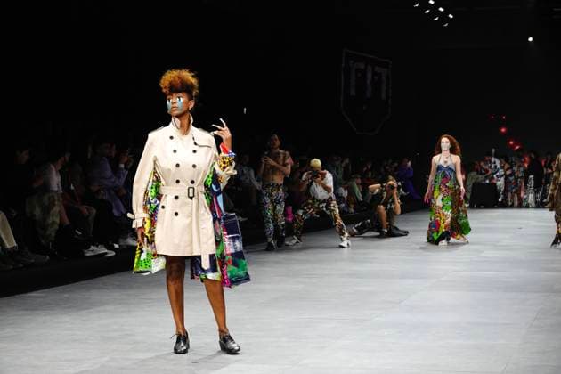 Bilder des Jahres 2023, Entertainment 03 März Entertainment Themen der Woche KW12 Entertainment Bilder des Tages (230322) -- TEL AVIV, March 22, 2023 -- A model presents a creation made of second-hand clothes and rejected materials during the Tel Aviv Fashion Week in Tel Aviv, Israel, on March 19, 2023. Rags, cans, faded plastic wrap ... household waste-turned garments made an eye-catching debut on the catwalk of Israel s Tel Aviv Fashion Week, with this year s event shining a spotlight on sustainable fashion. The annual fashion week ended Wednesday, but the discussion on sustainable fashion is far from over. Here in the economic and hi-tech hub of Israel, fashion goes beyond beauty and delicacy, as organizers and designers call for environmental awareness, particularly pollution and excessive consumption brought by the fashion industry s overproduct