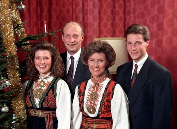 Asker 19901230 THE NORWEGIAN CROWN PRINCE FAMILY CHRISTMAS PHOTOGRAPHY AT SKAUGUM December 1990 The picture The Crown Prince family gathered at the Christmas tree Crown Princess Sonja, Prince Haakon Magnus, Crown Prince Harald and Princess M?rtha Louise Photo Knut Falch POOL ASKER NORWAY EDITORIAL USE ONLY