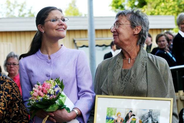 STOCKHOLM 030604 On Wednesday, June 4, Crown Princess Victoria presented Christine Nöstlinger with one of the newly established Literature Prizes in Memory of Astrid Lindgren 2003 at Skansen in Stockholm STOCKHOLM Sweden x1066x  Copyright: xHENRIKxMONTGOMERYx ALMA-PRISET 2003