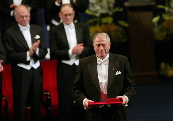 STO28 20021210 STOCKHOLM, SWEDEN Kurt Wuethrich of Switzerland bows after receiving the Nobel Prize in Chemistry from King Carl Gustaf of Sweden during a ceremony at the Concert Hall in Stockholm, Sweden, Monday 10 December, 2002 Wuethrich, of the Swiss Federal Institute of Technolo  Copyright: xHENRIKxMONTGOMERYx NOBEL 2002 KONSERTHUSET