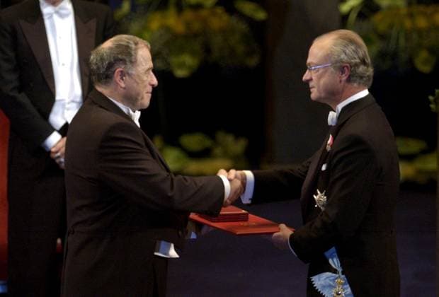 Stockholm 20021210 Chemistry laureate Kurt Wüthrich receives the Nobel Prize From HM King Carl Gustaf of Sweden at the Prize Award Ceremony at the Concert Hall in Stockholm, December 10, 2002 Photo Fredrik Sandberg SCANPIX Code 71420 Stockholm Sweden x71420x  Copyright: xFredrikxSandberg TTx NOBEL 2002 KONSERTHUSET