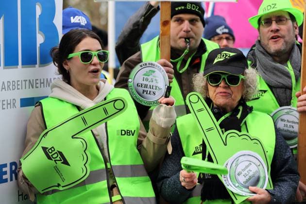 Demonstrators of the BDZ German Customs and Finance Union during rally at the beginning of the third round of collective bargaining for the public service of federal and municipal governments at the Congress Hotel in Potsdam, March 27, 2023 Unions demand, among other things, 10.5 percent more pay Collective bargaining for the public service of federal and municipal governments