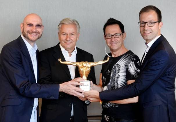 Ralph Morgenstern , Preisträger Klaus Wowereit und Wolfgang DeMarco und Christian Karus vom Verein DU Gay e.V., von links, am Freitag, den 21.07.2017 vor der Verleihung des Akzeptanzpreises für Die Brücke der Solidarität 2017 an Klaus Wowereit und Hape Kerkeling, der nicht anwesend sein konnte, im Intercity Hotel in Duisburg. Zum fünften Mal verleiht der Verein DU Gay e,V. diesen Preis. Foto: Stephan Eickershoff FUNKE Foto Services Ralph Morgenstern , Preisträger Klaus Wowereit und Wolfgang DeMarco und Christian Karus vom Verein DU Gay e.V., von links, am Freitag, den 21.07.2017 vor Copyright: StephanxEickershoff docnrwhugopicture143736524 EDITORIAL USE ONLY