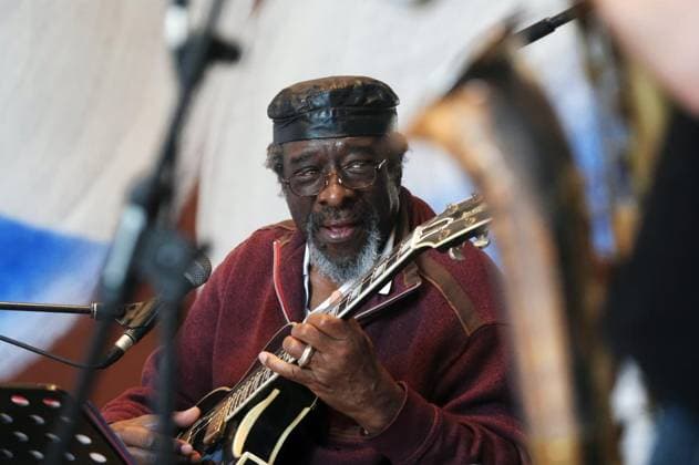 <p>James Blood Ulmer beim Soundcheck vor seinem Auftritt im Kunstmuseum auf am Sonntag, 08. April in Bochum. Ulmer und die Begleitband The Thing sind der Topact des Ruhr Jazzfestival, welches drei Tage dauert. Deutschland NRW Bochum Copyright: DietmarxWäsche