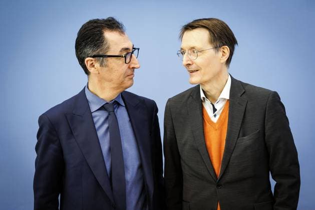 L R Cem Oezdemir, Federal Minister of Agriculture and Food, and Karl Lauterbach, Federal Minister of Health, recorded during a press conference on cannabis legislation plans at the Federal Press Conference in Berlin, 12 04 2023 Berlin Germany Copyright: xJaninexSchmitz photothek.dex