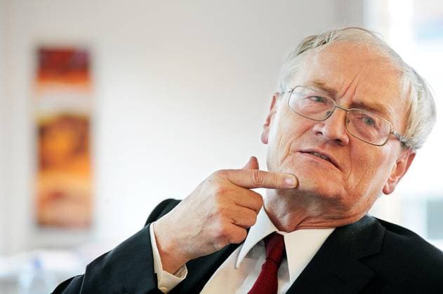 <p>Der ehemalige Staatssekretär im Bundesinnenministerium und frühere Präsident des Bundesnachrichtendienstes (BND), August Hanning, spricht am 27.09.2010 in der WAZ-Zentralredaktion über seine Zeit beim BND, sowie über innen- und außenpolitische Themen der Bundesregierung. Deutschland NRW Essen Copyright: MATTHIASxGRABEN