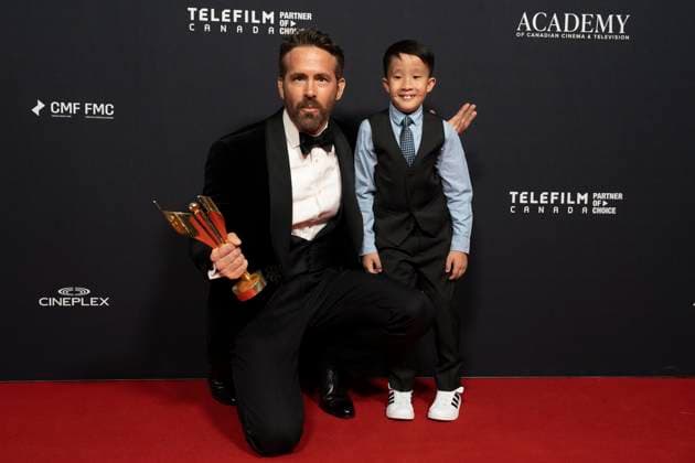 Bilder des Jahres 2023, Entertainment 04 April Entertainment Themen der Woche KW15 Entertainment Bilder des Tages April 14, 2023, Toronto, ON, Canada: Ryan Reynolds poses with Everett Ho, a Sick Kids hero, after receiving the Humanitarian Award at the Comedy and TV Drama awards evening at the Canadian Screen Awards, in Toronto, on Friday, April 14, 2023. Toronto Canada - ZUMAc35_ 20230414_zaf_c35_137 Copyright: xChrisxYoungx