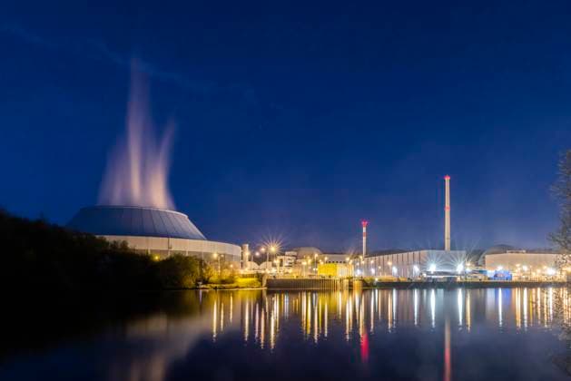 The last night for the Neckarwestheim nuclear power plant before it is taken off the grid Together with two other remaining nuclear power plants, it is now being shut down This completes the nuclear phase-out in Germany In the center, reactor building 2, which is now being taken off the grid On the right, GKN 1, which has already been
