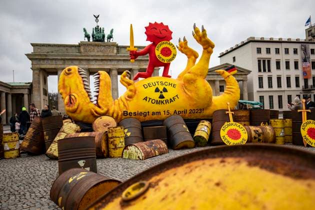 Greenpeace presents AKW dinosaur at the Brandenburg Gate, On the occasion of the shutdown of the last three remaining nuclear power plants AKW in Germany, Greenpeace presents a four-meter-high sculpture of a shot dinosaur at the Brandenburg Gate The