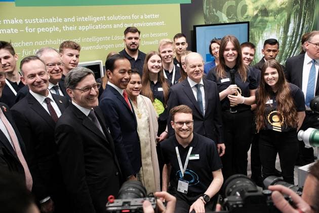17 04 2023 xkhx Hannover, Messe, Fair Opening tour Hannover Messe 2023 Indonesia is the partner country of Hannover Messe this year Tour EBM Papst manufacturer of electric motors and fans Picture shows President Indonesia, Joko Widodo, German Chancellor Olaf Scholz amidst EBM Papst trainees promoting training as future heroes KH