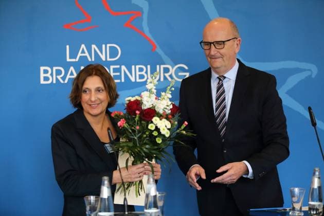 Minister of Education Britta Ernst SPD and Prime Minister Dietmar Woidke SPD during a press conference on the resignation of the Minister of Education, State Chancellery, Potsdam, 17 April 2023 Brandenburg resignation Britta Ernst.