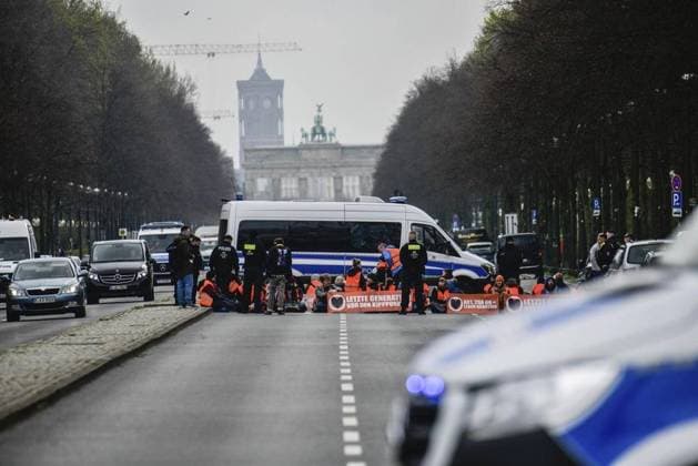 <p>Mitglieder der letzten Generation protestieren am 20. April 2023 auf der Straße des 17. Juni in Berlin, indem sie sich auf der Straße festkleben. Berlin Copyright: RetoxKlar