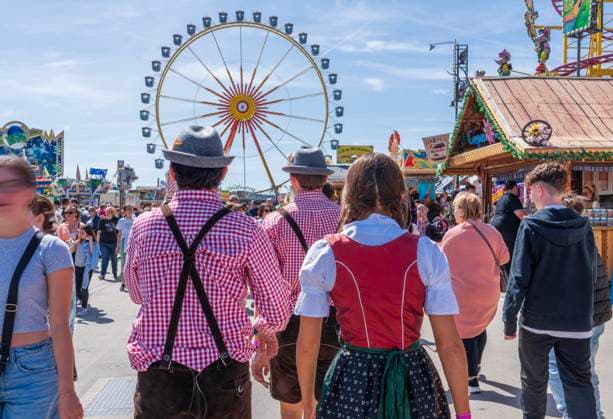Munich spring festival in the sunshine, visitors stroll in Bavarian costume over the folk festival, Theresienwiese, Munich, 22 April 2023 Germany, Munich, 22 04 2023, visitors in Bavarian costume enjoy the sunny warm spring day at the Munich spring festival, temperatures up to 21 degrees, Theresienwiese, Munich folk festival, weekend, Sa