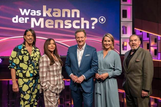 What can man Eckart von Hirschhausen hosts the show In the picture from between host Eckart von Hirschhausen Center from left to right the celebrity strategy guests Jorge Gonzalez, Simone Thomalla, Judith Rakers and Dietmar Bär The show is about fascinating achievements of man Cologne North Rhine-Westphalia Germany
