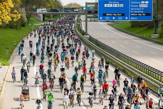 Rad Sternfahrt of the ADFC, section over the freeway A96, Munich, 23 April 2023 Germany, Munich, 23 April 2023, big Rad Sternfahrt of the ADFC, here on the closed freeway A 96 near Munich