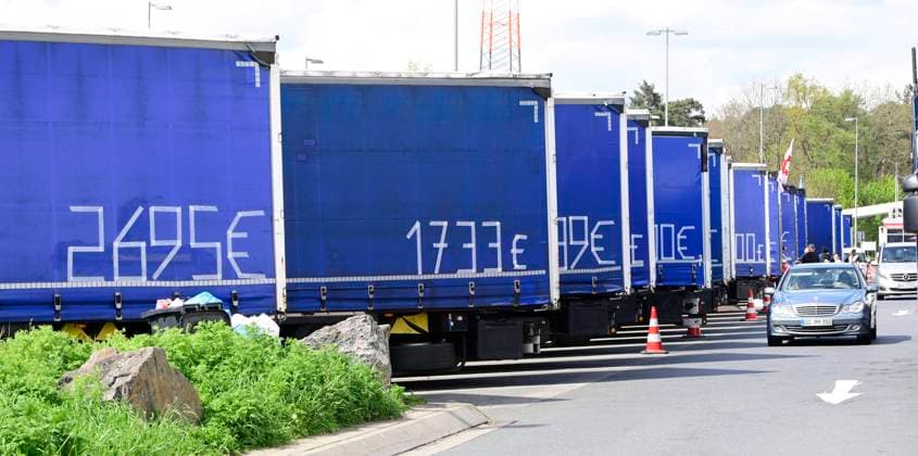 Truck drivers continue to strike 23 04 2023 For the payment of the still for months outstanding wages from the employer forwarding agent the Eastern European truck drivers continue to strike on the highway rest area Gräfenhausen on the BAB A5 on the tarpaulin is the respective amount for this truck driver Weiterstadt Gräfenhausen Hesse Germany