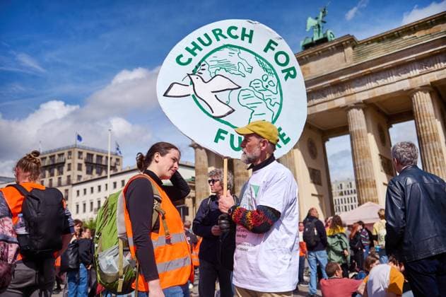 With bicycle parades, a protest concert and a rally in front of the Brandenburg Gate, numerous peop Copyright: epd-bild ChristianxDitsch D23D0423LetzteGenerationKundgebung145856